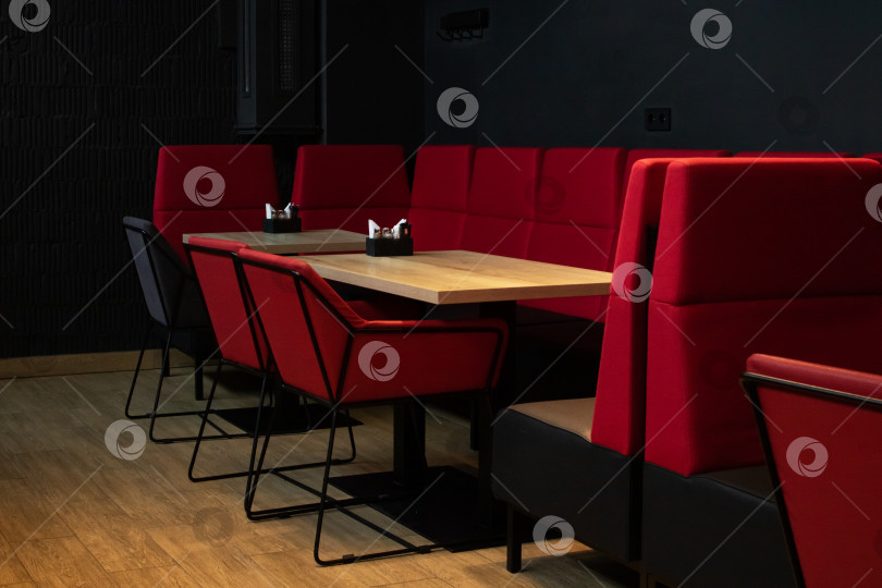 Скачать Столы и стулья в кафе в темноте фотосток Ozero