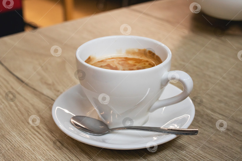 Скачать Белая чашка кофе на деревянном столе фотосток Ozero