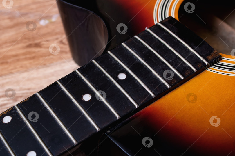 Скачать Старый гитарный шрифт без струн крупным планом фотосток Ozero