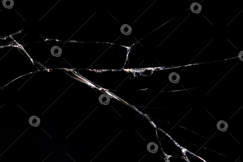 Скачать Треснувшее стекло на черном фоне крупным планом фотосток Ozero