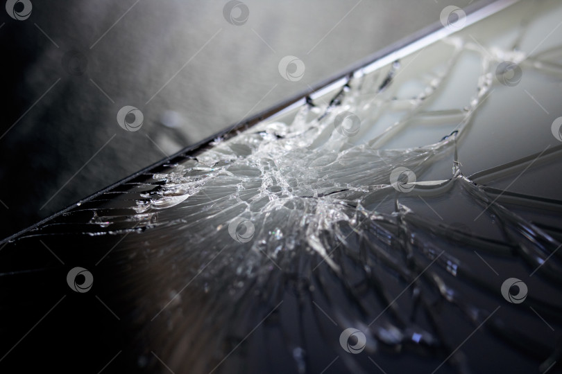 Скачать Разбитый дисплей мобильного телефона, трещины заделываются фотосток Ozero