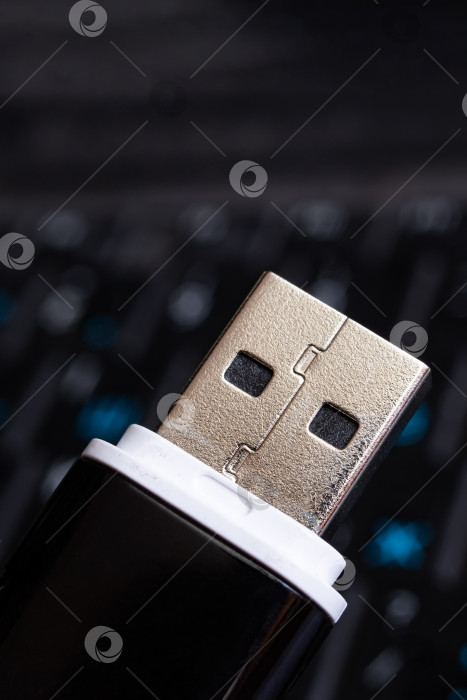 Скачать USB-флешка на клавиатуре ноутбука крупным планом фотосток Ozero
