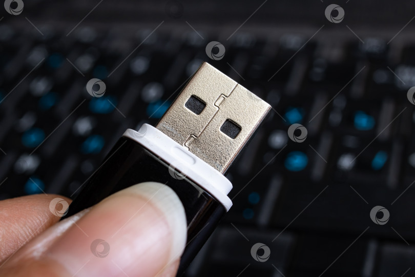 Скачать USB-флешка на клавиатуре ноутбука крупным планом фотосток Ozero