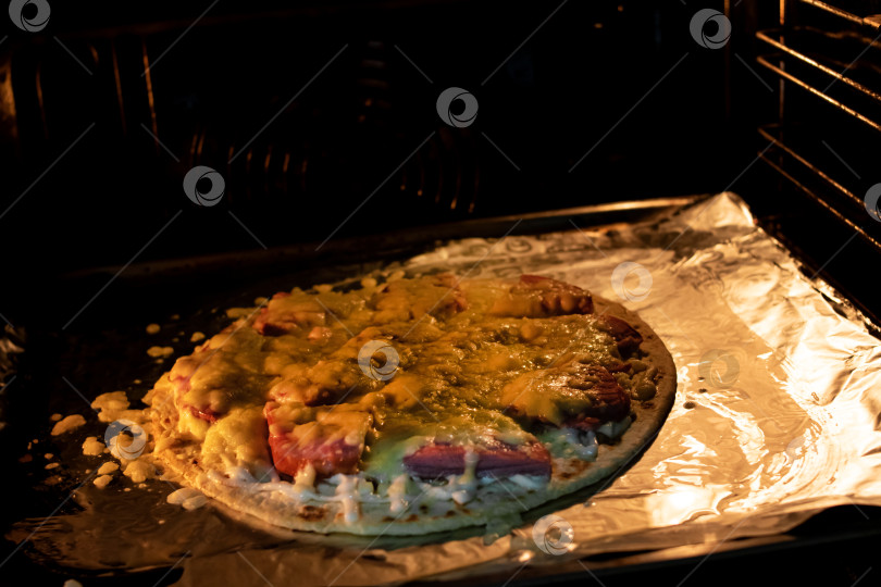 Скачать Пицца с сыром в духовке крупным планом фотосток Ozero