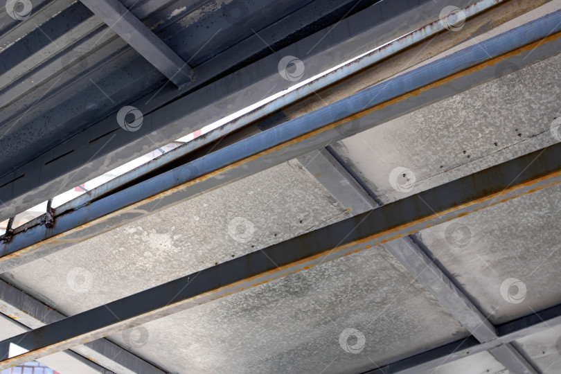 Скачать Металлическая крыша над автобусной остановкой крупным планом фотосток Ozero
