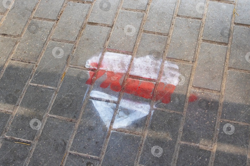 Скачать БЕЛАРУСЬ, НОВОПОЛОЦК - 26 сентября 2020 года: Рисунок красно-белого сердца на тротуаре фотосток Ozero