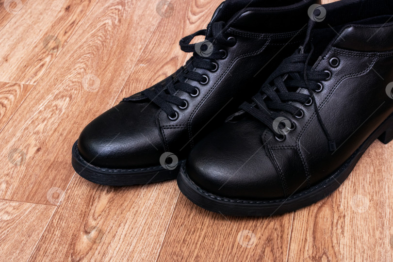 Скачать Черные кожаные мужские ботинки на деревянном полу фотосток Ozero