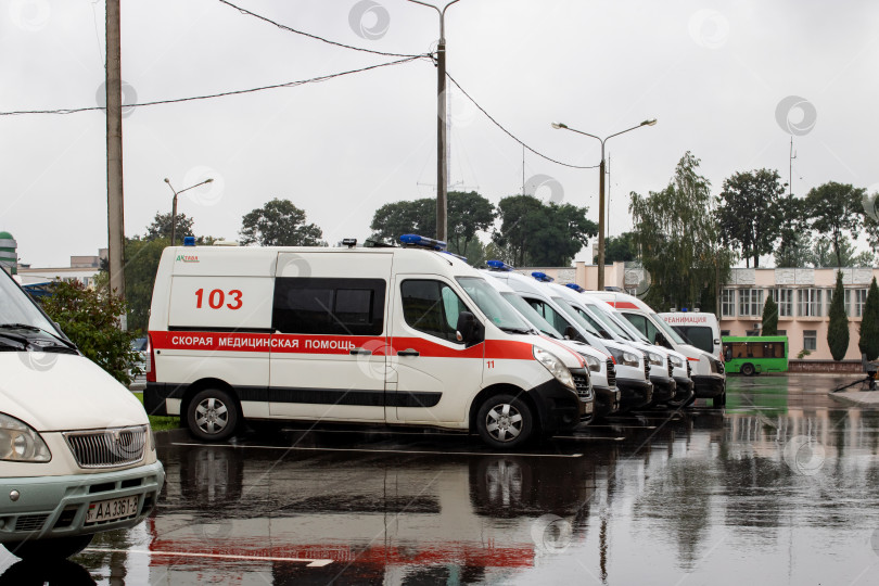 Скачать БЕЛАРУСЬ, ВИТЕБСК - 10 сентября 2020 года: Машины скорой помощи на стоянке у клиники фотосток Ozero