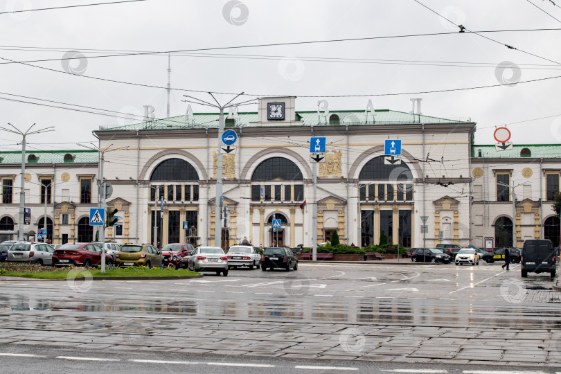 Скачать БЕЛАРУСЬ, ВИТЕБСК - 10 сентября 2020 года: Привокзальная площадь фотосток Ozero