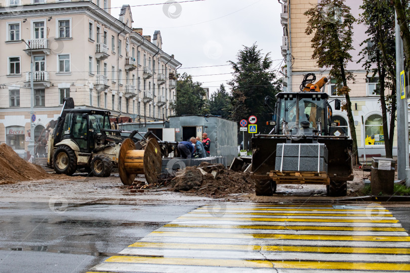 Скачать БЕЛАРУСЬ, ВИТЕБСК - 10 сентября 2020 года: Строительные работы на дороге к центру города фотосток Ozero