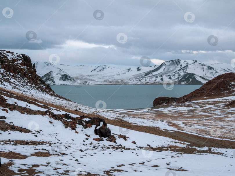 Скачать Монгольский природный ландшафт с прекрасным горным озером фотосток Ozero