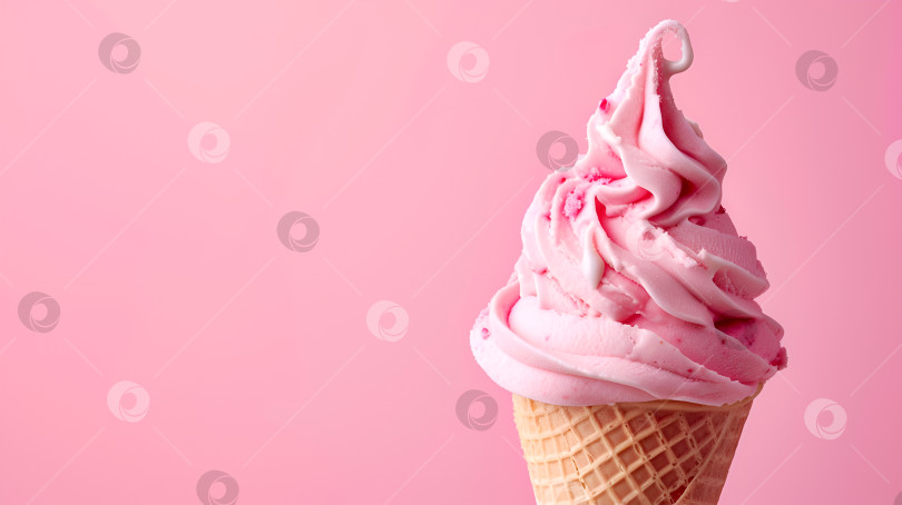 Скачать Кружок розового мороженого в рожке на розовом фоне, красочное розовое мороженое крупным планом. Баннер с мороженым, место для копирования. Нежно-розовый рожок с мороженым на пастельном фоне. Твист розового мороженого, минималистичный фотосток Ozero