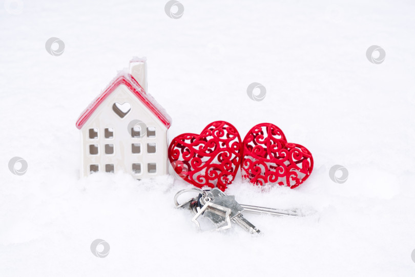 Скачать Ключи от крошечного домика и два сердца в снегу - День Святого Валентина, любовь в доме. Жилье для пары, недвижимость, аренда, ипотека, переезд. Уют и тепло в любовном гнездышке. фотосток Ozero