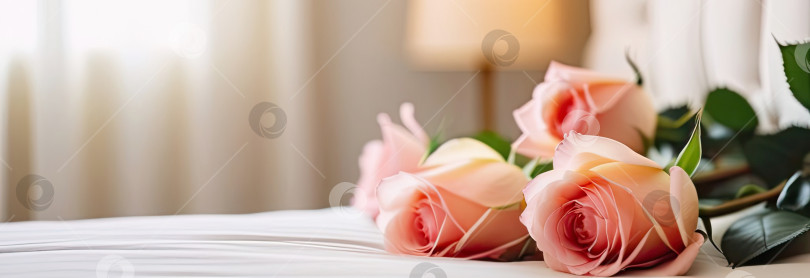 Скачать Букет чайных роз лежит на белой кровати в светлой спальне. Подарок любимой на день Святого Валентина, день рождения, свидание. Скопируйте пробел. Сгенерировано искусственным интеллектом фотосток Ozero