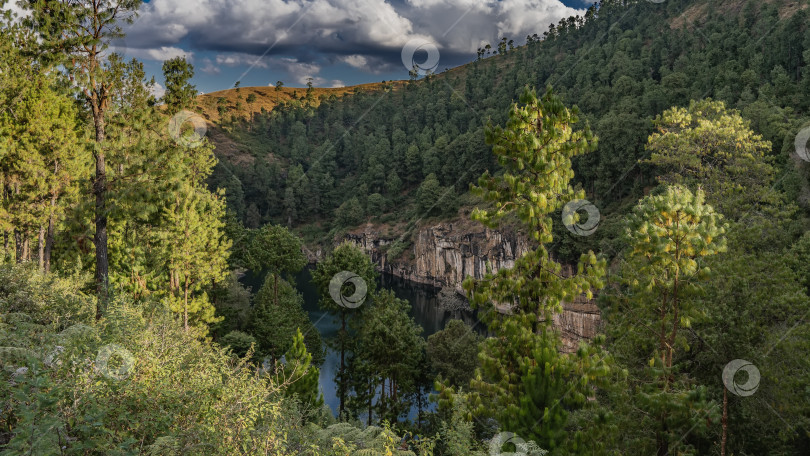 Скачать Красивое озеро в кратере потухшего вулкана фотосток Ozero