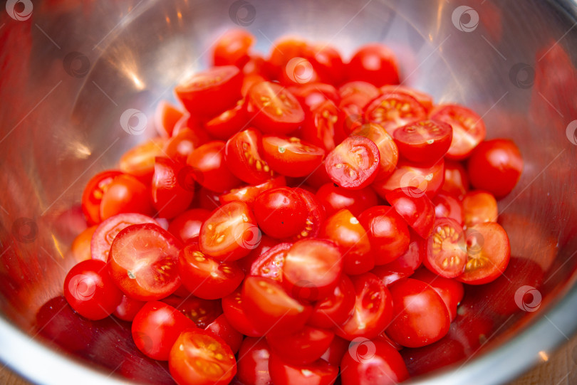 Скачать Нарезанные помидоры черри в миске из нержавеющей стали фотосток Ozero