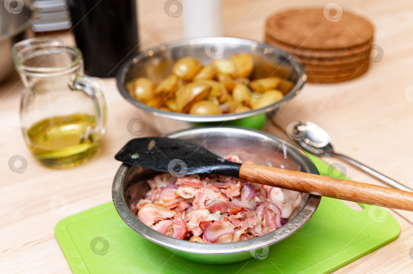 Скачать Вареный картофель и бекон на кухонном столе фотосток Ozero