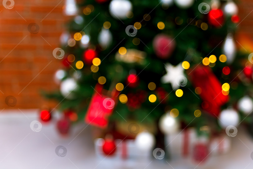 Скачать Размытая рождественская елка с праздничными огнями фотосток Ozero