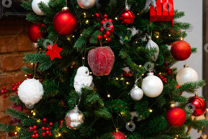 Скачать Украшенная рождественская елка с красными и белыми украшениями фотосток Ozero