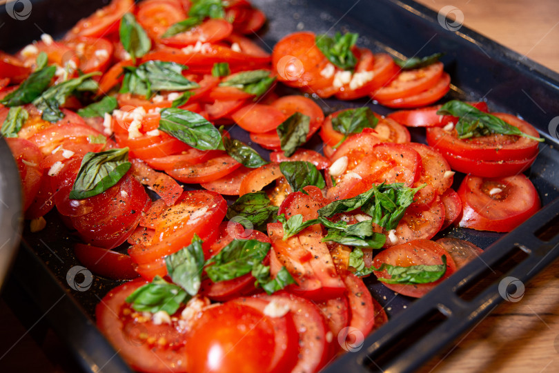 Скачать Приготовление салата из свежих помидоров и базилика фотосток Ozero