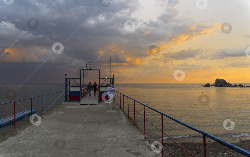 Скачать Вечернее небо над Черным морем. фотосток Ozero