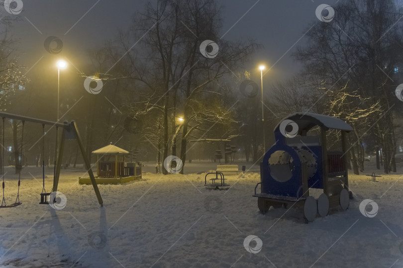 Скачать Поздний туманный зимний вечер. фотосток Ozero