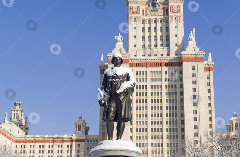 Скачать Памятник Ломоносову на фоне Главного здания Московского государственного университета. фотосток Ozero