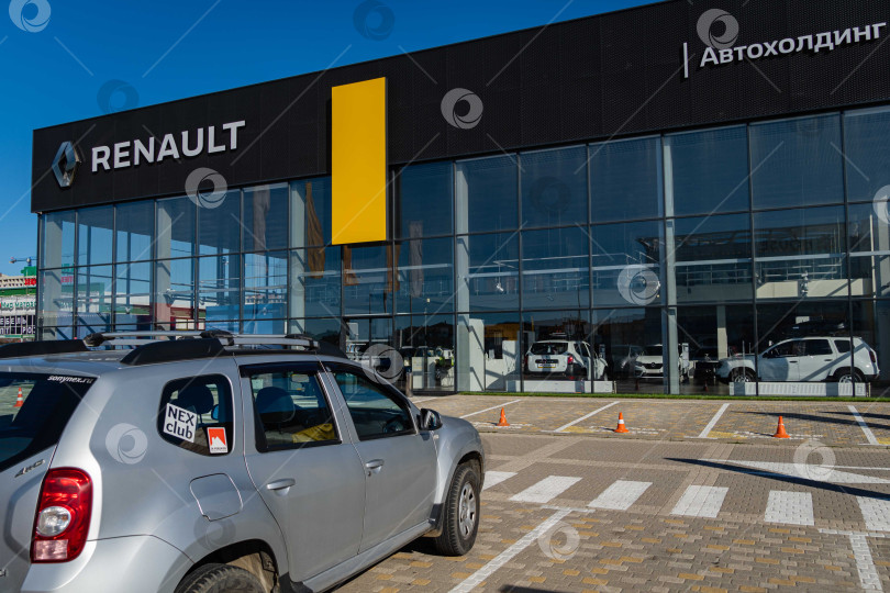 Скачать Представительство Renault в Адыгее. Перед представительством есть парковка для автомобилей клиентов. Карантин. Коронавирус (Covid-19). Пандемия фотосток Ozero