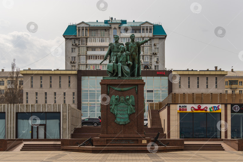 Скачать Памятник отцам-основателям города на набережной. Композиция представляет собой гранитный постамент с тремя фигурами. На заднем плане разрушающееся здание. фотосток Ozero