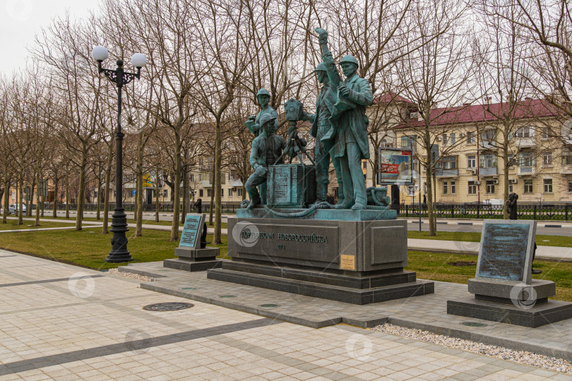 Скачать Памятник портовикам. Скульптор Константин Кубышкин. Скульптурная композиция из бронзы. Фигуры стивидора, грузчика и двух операторов доковых машин. фотосток Ozero