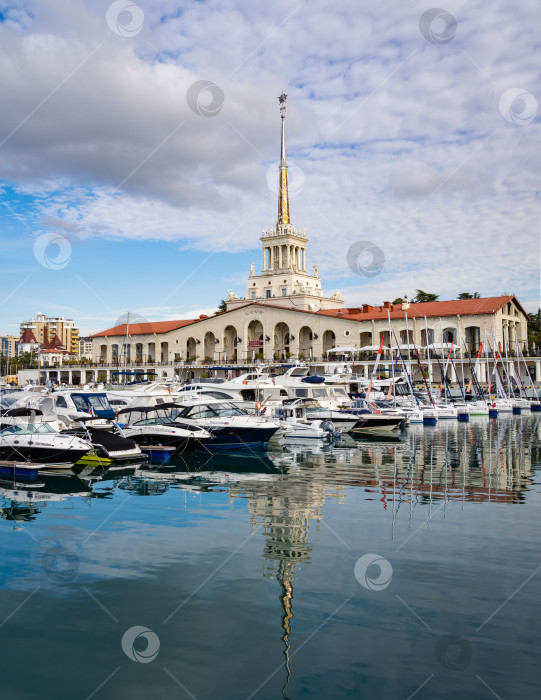 Скачать Сочинский морской торговый порт. Главное здание Морского вокзала. Теплоходы и яхты на причалах. Крупный план. Спокойное Черное море. фотосток Ozero