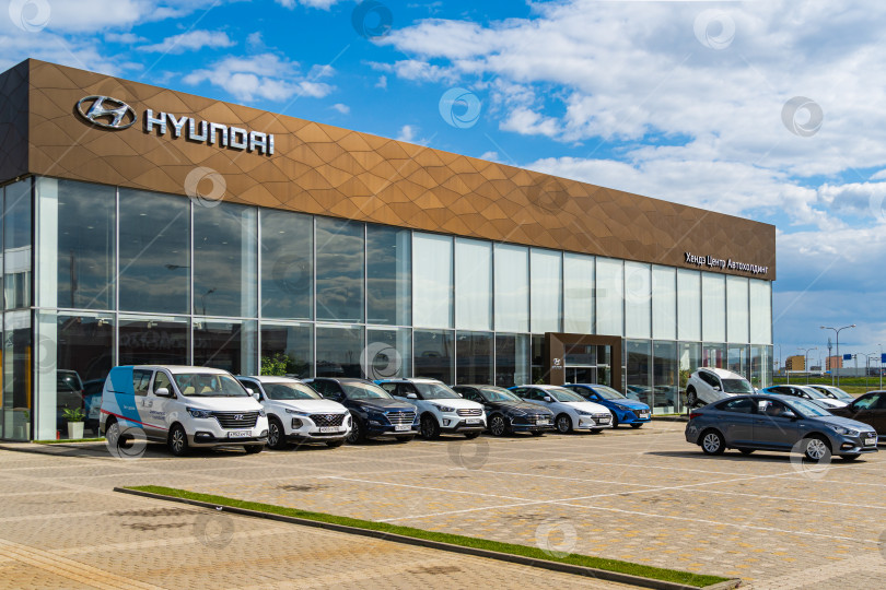 Скачать Представительство Hyundai в Адыгее. Перед представительством есть парковка для автомобилей клиентов. Карантин. Коронавирус (COVID-19). Пандемия. фотосток Ozero