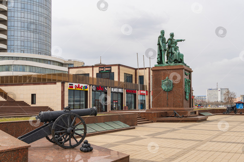 Скачать Памятник отцам-основателям города на набережной. Композиция представляет собой гранитный постамент с тремя фигурами. На заднем плане разрушающееся здание. фотосток Ozero