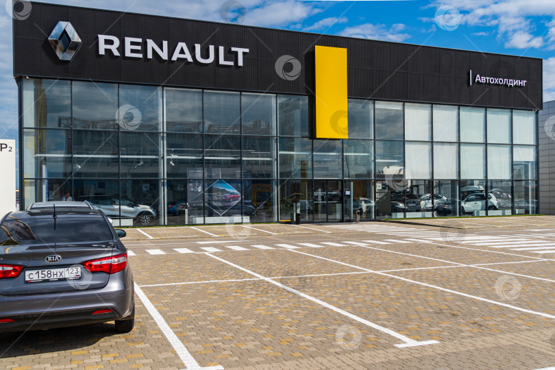 Скачать Представительство Renault в Адыгее. Перед представительством есть парковка для автомобилей клиентов. Карантин. Коронавирус (Covid-19). Пандемия. фотосток Ozero