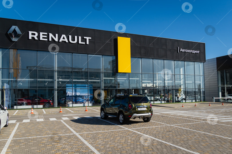 Скачать Представительство Renault в Адыгее. Перед представительством есть парковка для автомобилей клиентов. Карантин. Коронавирус (Covid-19). Пандемия фотосток Ozero