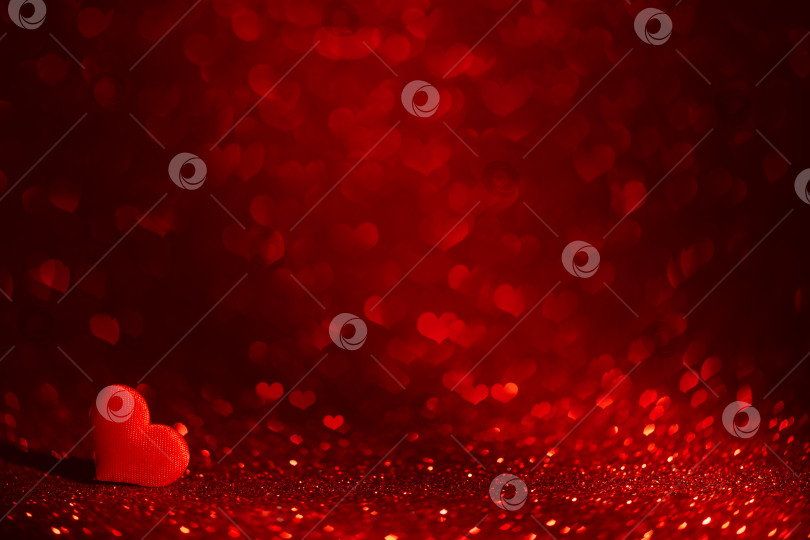 Скачать Красное сердце на красном фоне с бликами. Красивый праздничный фон, фон для открыток фотосток Ozero