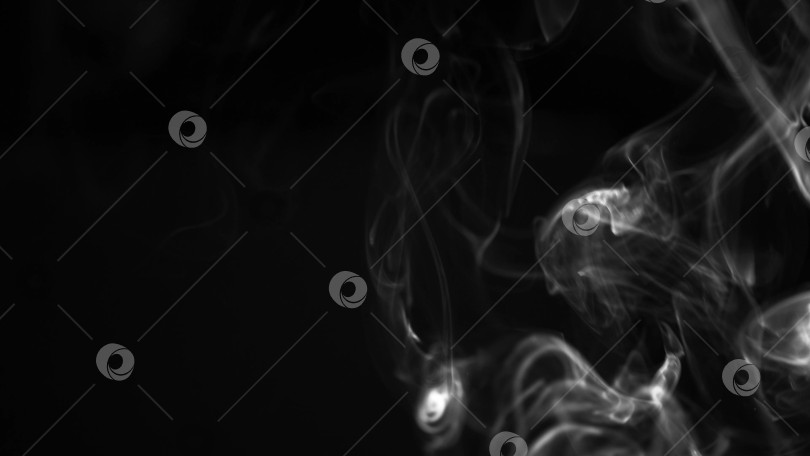 Скачать белый дым, пар, облако тумана на черном фоне для использования в композиции и наложении фотосток Ozero