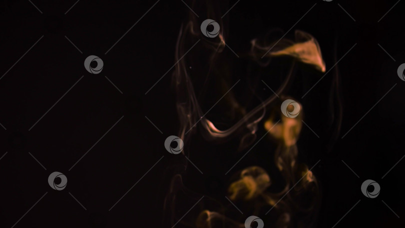 Скачать желтый, золотистый дым, пар, облако тумана на черном фоне для использования в композиции и наложении фотосток Ozero