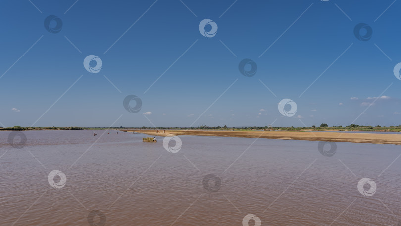 Скачать Широкая спокойная река с красно-коричневой водой. фотосток Ozero