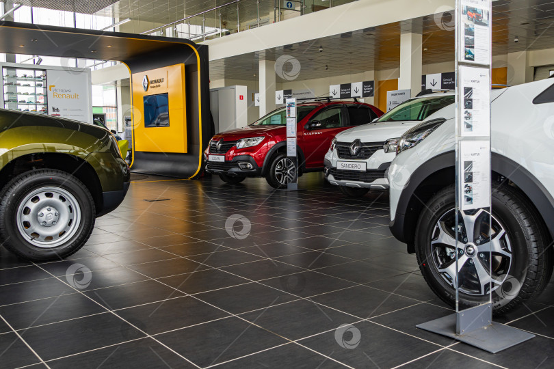 Скачать Дилерский центр Renault в Адыгее. Новые автомобили Renault в просторном и хорошо освещенном автосалоне. Крупный план. Карантин. Коронавирус (Covid-19). Пандемия. фотосток Ozero