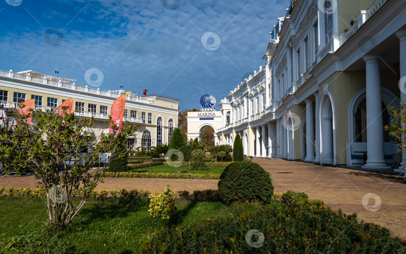 Скачать Торговая галерея Grand Marina в морском порту Сочи. Круглогодичный выставочный центр с магазинами и бутиками. Центр города. Морской порт. фотосток Ozero