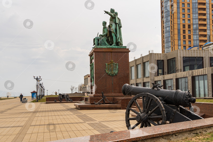 Скачать Памятник отцам-основателям города на набережной. Композиция представляет собой гранитный постамент с тремя фигурами. На заднем плане разрушающееся здание. фотосток Ozero