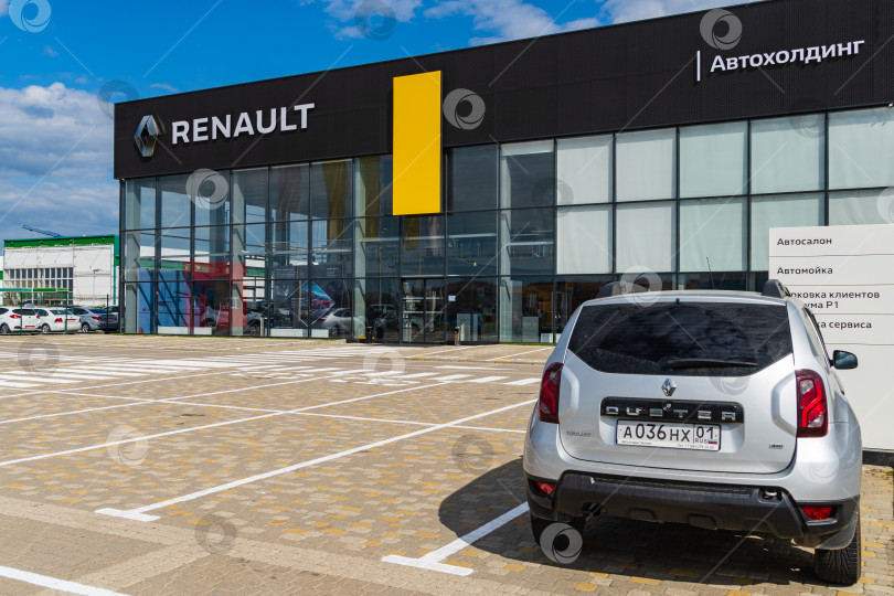 Скачать Представительство Renault в Адыгее. Перед представительством есть парковка для автомобилей клиентов. Карантин. Коронавирус (Covid-19). Пандемия. фотосток Ozero
