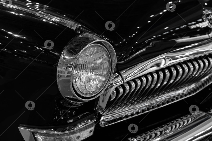 Скачать фрагменты кузова и интерьера ретро-автомобиля с черной лакированной поверхностью фотосток Ozero