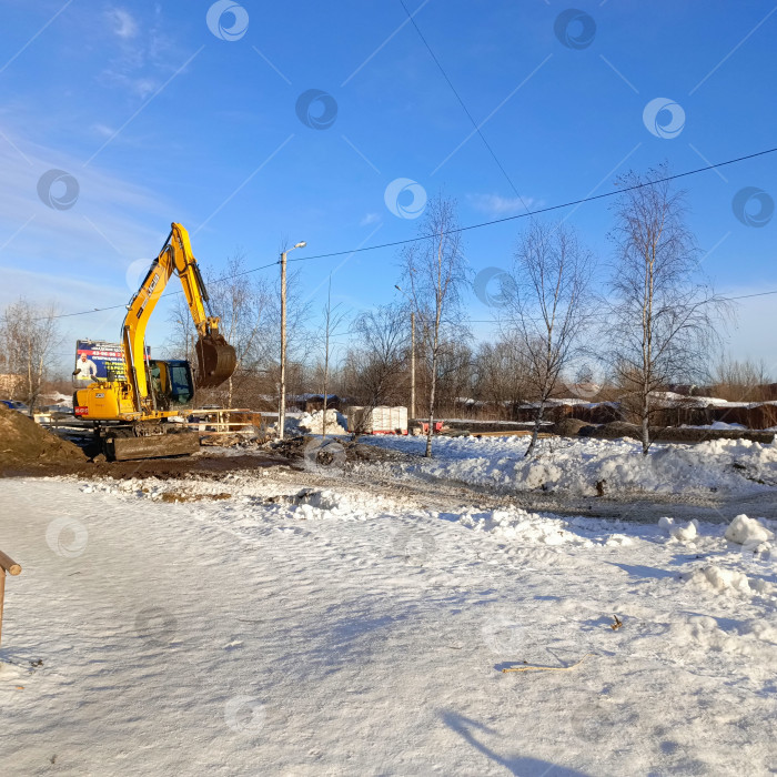 Скачать Работа экскаватора  среди жилых домов. фотосток Ozero