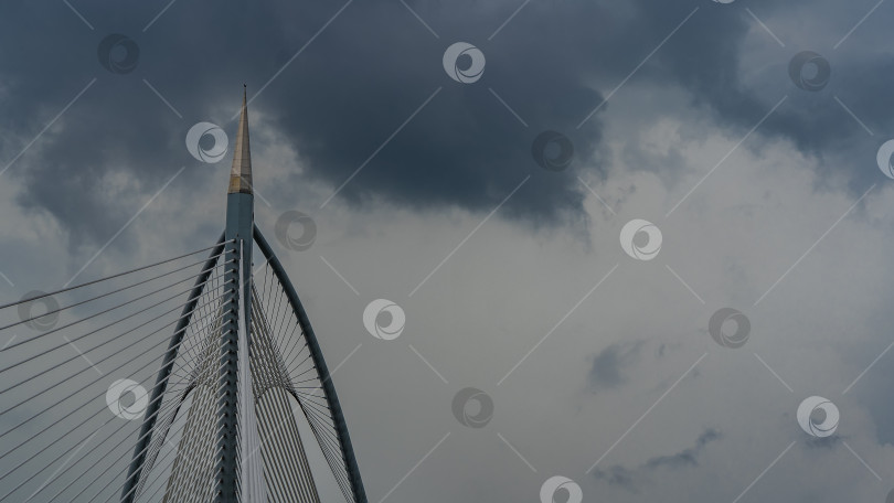 Скачать Фрагмент архитектуры вантового моста на фоне облачного неба. фотосток Ozero