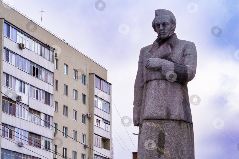 Скачать Городской пейзаж. Памятник А.В. Кольцову. Воронеж фотосток Ozero