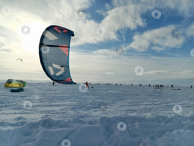 Скачать Кайты на заснеженной акватории Жигулевского моря во время Чемпионата России по сноукайтингу фотосток Ozero