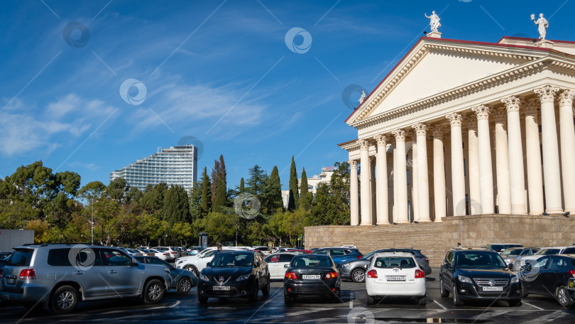 Скачать Припаркованные автомобили на площади перед Зимним театром. Бесплатная парковка в центре города. Справа - фасад зимнего театра. фотосток Ozero