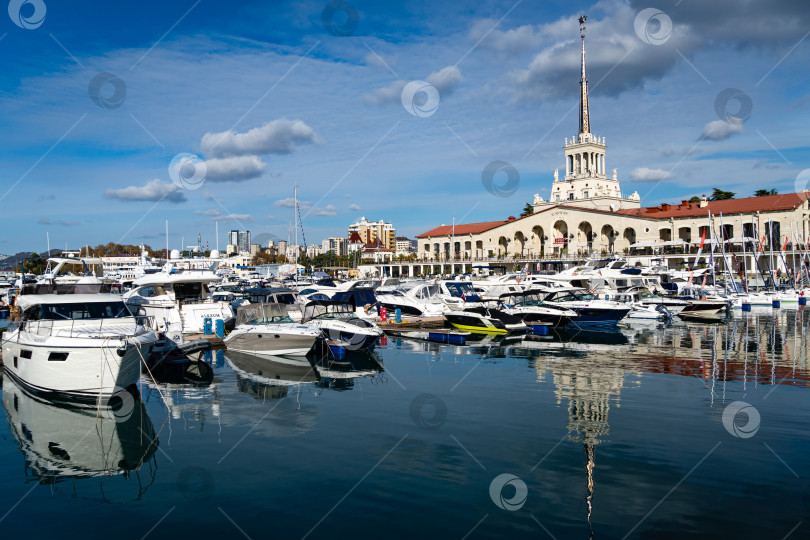 Скачать Сочинский морской торговый порт. Главное здание Морского вокзала. Теплоходы и яхты на причалах. Крупный план. Спокойное Черное море. фотосток Ozero